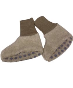 Myke og varme ullfleece tasser fra Cosilana i en stødig økologisk ull/bomulls fleece kvalitet. Denne ullkvaliteten kombinerer styrkene fra både ull og bomull. Kombinasjonen gjør ullfleecen mer slitesterkt, vindtett og plagget får bedre isolasjonsevne. Det er god ribbekant på tassene så de sitter godt på foten og gummiknotter (starter fra str. 68-74) for bedre grep og slitestyrke. 60% økologisk ull og 40% økologisk bomull GOTS-sertifisert Kan vaskes på maskin ullprogram 30 grader med vaskemiddel for ull/silke