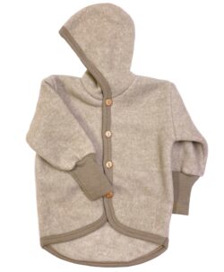 Myk og varm jakke fra Cosilana med hette og treknapper i en stødig økologisk ull/bomulls fleece kvalitet. Denne ullkvaliteten kombinerer styrkene fra både ull og bomull. Kombinasjonen gjør ullfleecen mer slitesterkt, vindtett og plagget får bedre isolasjonsevne. Det er gode ribbekanter på armene som kan brettes opp/ned som gjør at det er litt å vokse i. 60% økologisk ull og 40% økologisk bomull GOTS-sertifisert Kan vaskes på maskin ullprogram 30 grader med vaskemiddel for ull/silke
