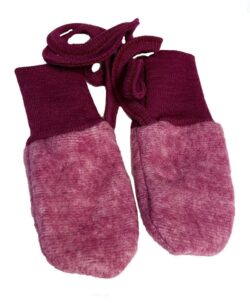 Myke og varme ullfleece votter fra Cosilana i en stødig økologisk ull/bomulls fleece kvalitet. Denne ullkvaliteten kombinerer styrkene fra både ull og bomull. Kombinasjonen gjør ullfleecen mer slitesterkt, vindtett og plagget får bedre isolasjonsevne. Det er god ribbekant på vottene og snor så de sitter godt på små hender.   60% økologisk ull og 40% økologisk bomull GOTS-sertifisert Kan vaskes på maskin ullprogram 30 grader med vaskemiddel for ull/silke