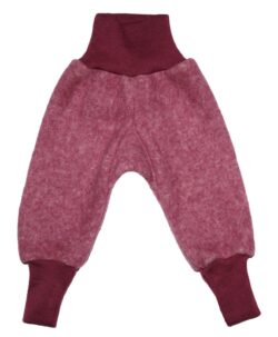 Myk og varm ullfleece bukse fra Cosilana i en stødig økologisk ull/bomulls fleece kvalitet. Denne ullkvaliteten kombinerer styrkene fra både ull og bomull. Kombinasjonen gjør ullfleecen mer slitesterkt, vindtett og plagget får bedre isolasjonsevne. Det er gode ribbekanter på buksen som kan brettes opp/ned og gjør at det er litt å vokse i. 60% økologisk ull og 40% økologisk bomull GOTS-sertifisert Kan vaskes på maskin ullprogram 30 grader med vaskemiddel for ull/silke