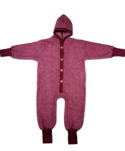 Myk og varm ullfleecedress fra Cosilana med hette og treknapper i en stødig økologisk ull/bomulls fleece kvalitet. Denne ullkvaliteten kombinerer styrkene fra både ull og bomull. Kombinasjonen gjør ullfleecen mer slitesterkt, vindtett og plagget får bedre isolasjonsevne. Det er gode ribbekanter på armer og ben som kan brettes opp/ned som gjør at det er litt å vokse i. 60% økologisk ull og 40% økologisk bomull GOTS-sertifisert Kan vaskes på maskin ullprogram 30 grader med vaskemiddel for ull/silke