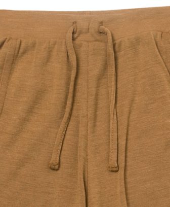 Fin shorts fra Joha laget av 85% merinoull og 15% silke. Praktisk knyting i midjen. Ull varmer når det er kaldt og svaler når det er varmt. På sommeren er den fin uten noe, på vinteren varmer den de små litt ekstra bare med en strømpebukse under. 