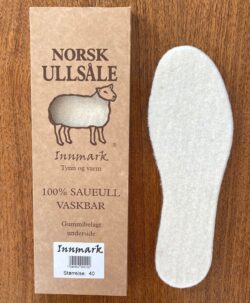 Norsk Ullsåle Innmark er laget av 100% ren norsk saueull. Ullsålen er ca 4 mm tykk og passer i de fleste vanlige sko og støvler. På undersiden har sålen et tynt lag med gummibelagt strie som gjør at sålen holdes på plass i skoen. Sålen kan fint klippes til for perfekt passform. Kan vaskes på 40 grader ullprogram. 