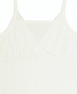 Topp i fin ull/silke ribb fra Joha. Toppen har stropper og en liten blondekant. Laget av 85% merinoull og 15% silke. Sertifisert av Woolmark og Standard 100 fra OEKO-TEX®.