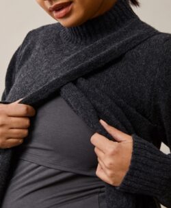 Utrolig smart designet ullgenser fra BOOB. Det overlappende front-stykket gjør at genseren fint kan brukes både før, under og etter graviditeten. Super å bruke under amming uten å måtte kle av seg eller fryse. Strikket i 80% resirkulert ull, 15% polyamid og 5% andre fibre. Lengde fra skulderen i str S/M er 59 cm. Kan vaskes på ullprogram 30 grader i maskin med vaskemiddel for ull/silke. Den resirkulerte ulla blir sortert etter farge som gjør at man ikke trenger å farge ulla på nytt, det sparer både bruk av vann og energi. Laget i Marokko av Kiron.