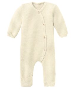 Strikket myk ulldress til de minste med praktisk skråknepping fra Disana. Dressen er laget av 100% økologisk merinoull. Den har tryllefot som kan varme små tær. Knappene er laget av elfenbensnøtter. Kan vaskes i maskin på 30 grader ullprogram (vaskemiddel for ull/silke).
