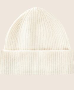 Beanie lue av høy kvalitet fra Le Bonnet Amsterdam. Luen er laget av 75% myk lammeull og 25% angora. Luen har et Caregora sertifikat som betyr at fibrene i plagget er av høyeste kvalitet og fra dyrehold med god dyrevelferd. Dette er en lue som varmer ekstra godt.  Både ullen i luen er fra Skottland og luen er strikket i Skottland etter gode håndverkstradisjoner. 
