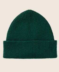 Beanie lue av høy kvalitet fra Le Bonnet Amsterdam. Luen er laget av 75% myk lammeull og 25% angora. Luen har et Caregora sertifikat som betyr at fibrene i plagget er av høyeste kvalitet og fra dyrehold med god dyrevelferd. Dette er en lue som varmer ekstra godt.  Både ullen i luen er fra Skottland og luen er strikket i Skottland etter gode håndverkstradisjoner. 