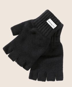 Myke og varme fingervanter fra Le Bonnet laget av 100% myk merinoull. Dette er vanter som varmer godt. Både ullen er fra Skottland og vantene er strikket i Skottland etter gode håndverkstradisjoner.  Kan vaskes i maskin på 30 grader ullprogram (vaskemiddel for ull/silke).
