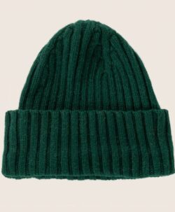 Le Grand Bonnet er den nyeste Beanie luen fra Le Bonnet. Den er ekstra tykk, varm og god med mye ull. Luen er laget av 75% myk lammeull og 25% angora. Luen har et Caregora sertifikat som betyr at fibrene i plagget er av høyeste kvalitet og fra dyrehold med god dyrevelferd. Dette er en lue som varmer ekstra godt.  Både ullen i luen er fra Skottland og luen er strikket i Skottland etter gode håndverkstradisjoner. 