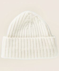 Le Grand Bonnet er den nyeste Beanie luen fra Le Bonnet. Den er ekstra tykk, varm og god med mye ull. Luen er laget av 75% myk lammeull og 25% angora. Luen har et Caregora sertifikat som betyr at fibrene i plagget er av høyeste kvalitet og fra dyrehold med god dyrevelferd. Dette er en lue som varmer ekstra godt.  Både ullen i luen er fra Skottland og luen er strikket i Skottland etter gode håndverkstradisjoner. 