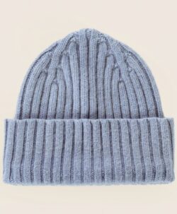 Le Grand Bonnet er den nyeste Beanie luen fra Le Bonnet. Den er ekstra tykk, varm og god med mye ull. Luen er laget av 75% myk lammeull og 25% angora. Luen har et Caregora sertifikat som betyr at fibrene i plagget er av høyeste kvalitet og fra dyrehold med god dyrevelferd. Dette er en lue som varmer ekstra godt.  Både ullen i luen er fra Skottland og luen er strikket i Skottland etter gode håndverkstradisjoner. 