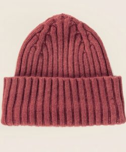 Le Grand Bonnet er den nyeste Beanie luen fra Le Bonnet. Den er ekstra tykk, varm og god med mye ull. Luen er laget av 75% myk lammeull og 25% angora. Luen har et Caregora sertifikat som betyr at fibrene i plagget er av høyeste kvalitet og fra dyrehold med god dyrevelferd. Dette er en lue som varmer ekstra godt.  Både ullen i luen er fra Skottland og luen er strikket i Skottland etter gode håndverkstradisjoner. 