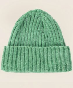 Le Grand Bonnet er den nyeste Beanie luen fra Le Bonnet. Den er ekstra tykk, varm og god med mye ull. Luen er laget av 75% myk lammeull og 25% angora. Luen har et Caregora sertifikat som betyr at fibrene i plagget er av høyeste kvalitet og fra dyrehold med god dyrevelferd. Dette er en lue som varmer ekstra godt.  Både ullen i luen er fra Skottland og luen er strikket i Skottland etter gode håndverkstradisjoner. 