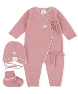 Nydelig hentesett til baby for en varm og myk start. Settet består av sparkedress, lue og tøfler i 100% merinoull. Ullplaggene er strikket helt uten sømmer og har vakre detaljer. Settet kommer i en fin gaveeske. Sertifisert med Woolmark og Standard 100 fra OEKO-TEX®. Kan maskinvaskes på 40° C ullvask.