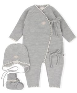 Nydelig hentesett til baby for en varm og myk start. Settet består av sparkedress, lue og tøfler i 100% merinoull. Ullplaggene er strikket helt uten sømmer og har vakre detaljer. Settet kommer i en fin gaveeske. Sertifisert med Woolmark og Standard 100 fra OEKO-TEX®. Kan maskinvaskes på 40° C ullvask.