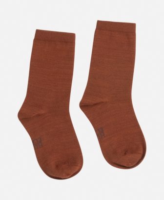 Varme og myke sokker fra Hust&Claire i 45% ull, 35% bambusviskose, 17% polyamid og 3% elastan. Det er tynn bambusviskose innerst og myk ull ytterst. Sertifisert med Standard 100 fra OEKO-TEX®.
