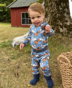Mykt ullsett med body og bukse med hester fra ColorWool Merino. Laget av 50% merinoull, 45% bambusviskose og 5% polyamid. Det er tynn bambusviskose innerst og fin merinoull ytterst. Dette er en kvalitet vi anbefaler til ekstra sensitiv hud. Bodyen har knepping på skulderen og sitter fint i halsen så den lille ikke blir kald på brystet. Buksen har praktisk knyting. En super ullkvalitet som holder seg fint vask etter vask. Sertifisert med Standard 100 fra OEKO-TEX®.