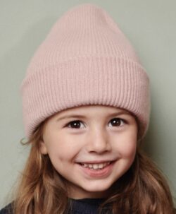 Myk beanie lue fra mp Denmark i en varm blanding av 70% ull og 30% kashmir. Denne luen er tett og fin i strikken så den holder fasongen godt. Kan vaskes på 30 grader ullprogram i vaskemaskinen med vaskemiddel for ull/silke. Det anbefales å vaske på vrangen, så holder den seg fint lengre.
