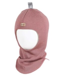Varm og vindtett balaclava med refleks på toppen fra finske Kivat. Luen er strikket i 100% fin ull og foret med GOTS- sertifisert økologisk bomull. Luen har ekstra padding rundt ører og panne. Dette er en lue som du kan føle deg trygg på at barnet ikke blir kald i. Luen er slitesterk og kan fint kan gå i arv og varme flere. Laget i Finland.
