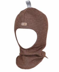 Varm og vindtett balaclava med refleks på toppen fra finske Kivat. Luen er strikket i 100% fin ull og foret med GOTS- sertifisert økologisk bomull. Luen har ekstra padding rundt ører og panne. Dette er en lue som du kan føle deg trygg på at barnet ikke blir kald i. Luen er slitesterk og kan fint kan gå i arv og varme flere. Laget i Finland.