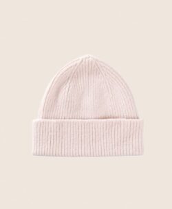 Beanie lue av høy kvalitet fra Le Bonnet Amsterdam. Luen er laget av 75% myk lammeull og 25% angora. Luen har et Caregora sertifikat som betyr at fibrene i plagget er av høyeste kvalitet og fra dyrehold med god dyrevelferd. Dette er en lue som varmer ekstra godt.  Både ullen i luen er fra Skottland og luen er strikket i Skottland etter gode håndverkstradisjoner. 