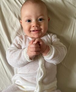 Søt basic ull/silke heldrakt fra Joha med blonder og hullmønster (pointelle) i ullstoffet i en myk og lett kvalitet av 85% merinoull og 15% silke. Ullens temperatur regulerende egenskaper gjør at den varmer når det er kaldt og svaler når det er varmt. Fin å bruke hele året rundt. Sertifiseringer: OEKO-TEX® Standard 100 & Woolmark Wool Rich Blend.