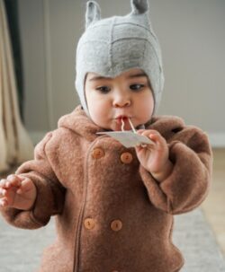 Nydelig ullfleece dress i 100% merinoull fra danske HUTTEliHUT. Dressen har fine treknapper og spiss hette. Trylle-ermer og trylle-føtter kan brettes over for å varme små hender og tær. Vaskes fint i maskin på ullprogram 30 grader med vaskemiddel for ull/silke. Tørkes flatt, men ikke på varmekabler siden temperaturforskjell lett gjør at ullen krymper.