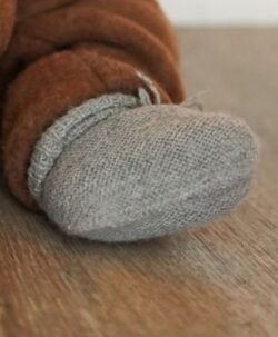 Myke tasser med knyting i 100% alpakkaull fra HUTTEliHUT. Tassene er håndstrikket av kvinner i Bolivia etter fair trade prinsippene. Alpakkaull er kjent for å være ekstra varm og myk. Alpakkaull inneholder ikke lanolin. Vaskes fint på 30 grader håndvask med vaskemiddel for ull/silke. Husk samme temperatur, da temperaturforskjell gjør at ullen krymper lett.