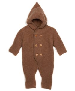 Nydelig ullfleece dress i 100% merinoull fra danske HUTTEliHUT. Dressen har fine treknapper og spiss hette. Trylle-ermer og trylle-føtter kan brettes over for å varme små hender og tær. Vaskes fint i maskin på ullprogram 30 grader med vaskemiddel for ull/silke. Tørkes flatt, men ikke på varmekabler siden temperaturforskjell lett gjør at ullen krymper.