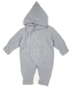 Nydelig ullfleece dress i 100% merinoull fra danske HUTTEliHUT. Dressen har fine treknapper og spiss hette. Trylle-ermer og trylle-føtter kan brettes over for å varme små hender og tær. Vaskes fint i maskin på ullprogram 30 grader med vaskemiddel for ull/silke. Tørkes flatt, men ikke på varmekabler, da temperaturforskjeller kan gjøre at ullen krymper.