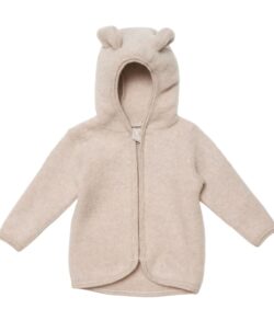 Nydelig ullfleece jakke fra danske HUTTEliHUT med praktisk glidelås og hette med to små ører. Laget av 100% merinoull. Vaskes fint i maskin på ullvask 30 grader med vaskemiddel for ull/silke.
