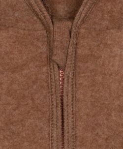 Nydelig ullfleece jakke fra danske HUTTEliHUT med praktisk glidelås og hette med to små ører. Laget av 100% merinoull. Vaskes fint i maskin på ullvask 30 grader med vaskemiddel for ull/silke.