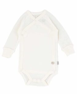 Omslagsbody fra Lillelam i ull til nyfødt. Laget av 100% myk merinoull som er kløfri og myk mot huden. Perfekt for sart babyhud. Merinoull av den fineste kvaliteten er det beste du kan velge til ditt nyfødte barn. Knappene på bodyen er rene og nikkelfrie, men bruk en varsom hånd slik at ikke ullen rakner rundt knappene. Kan maskinvaskes på 40° C ullvask.