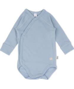 Omslagsbody fra Lillelam i ull til nyfødt. Laget av 100% myk merinoull som er kløfri og myk mot huden. Perfekt for sart babyhud. Merinoull av den fineste kvaliteten er det beste du kan velge til ditt nyfødte barn. Knappene på bodyen er rene og nikkelfrie, men bruk en varsom hånd slik at ikke ullen rakner rundt knappene. Kan maskinvaskes på 40° C ullvask.
