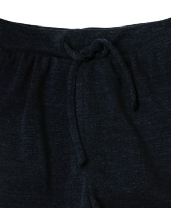 Fin shorts fra Joha laget av 85% merinoull og 15% silke. Praktisk knyting i midjen. Ull varmer når det er kaldt og svaler når det er varmt.