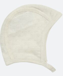 Babylue i myk elastisk ull/silkeblanding med hullmønster (85% merinoull og 15% silke). Det er to muligheter til å justere størrelsen ved hjelp av trykknapper. Dette er en ny og ekstra myk kvalitet fra Hust&Claire. Sertifisert med Standard 100 fra OEKO-TEX®.