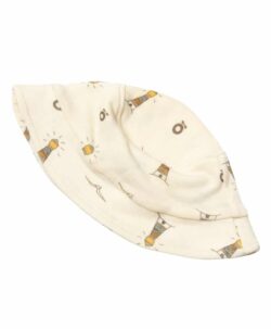 Solhatt fra Katvig laget av 100% økologisk merinoull. Ull absorberer UV stråler og beskytter barnas hud. I tillegg absorberer ull fuktighet og slipper fuktighet ut. Fine egenskaper på varme sommerdager og et godt alternativ til bomull som ikke har disse egenskapene. 