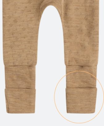 Nydelig bukse i myk elastisk ull/silkeblanding med hullmønster (85% merinoull og 15% silke). Den har tryllefot som kan brettes over for å varme små tær. Dette er en ny og ekstra myk kvalitet fra Hust&Claire. Sertifisert med Standard 100 fra OEKO-TEX®.