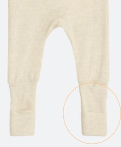 Nydelig bukse i myk elastisk ull/silkeblanding med hullmønster (85% merinoull og 15% silke). Den har tryllefot som kan brettes over for å varme små tær. Dette er en ny og ekstra myk kvalitet fra Hust&Claire. Sertifisert med Standard 100 fra OEKO-TEX®.