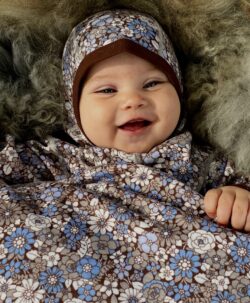 Mykt og varmt dynetrekk i ull fra ColorWool Merino med blomster. Dynetrekket passer til vogndyner/babydyner med mål 65x80 cm. Ligger den lille av og til på gulvet oppe på dynen, vil dette trekket varme ekstra godt. Dynetrekket lukkes enkelt med trykknapper. Laget av 95% merinoull og 5% polyamid. Vaskes fint i maskin på ullvask med vaskemiddel for ull/silke. Det kan vaskes på 40 grader, men vi anbefaler alltid 30 grader. En super ullkvalitet som holder seg fint. Sertifisert med Standard 100 fra OEKO-TEX®.