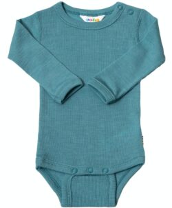 Body i ull/silke fra Joha i ribbestrikk. Tøyelig og god å ha på. Den fine ull/silke blandingen med 85% merinoull og 15% silke gjør at den føles ekstra myk mot huden. Sertifisert med Standard 100 fra OEKO-TEX®.