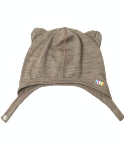 Myk babylue med regulerbar knepping til de minste med søte ører fra Joha i 100% ekstra fin merinoull. God passform som varmer små ører godt. OEKO-TEX® Standard 100 & Woolmark Pure Merino Wool.