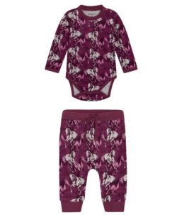 Mykt ullsett med body og bukse med hester fra ColorWool Merino. Laget av 50% merinoull, 45% bambusviskose og 5% polyamid. Det er tynn bambusviskose innerst og fin merinoull ytterst. Dette er en kvalitet vi anbefaler til ekstra sensitiv hud. Bodyen har knepping på skulderen og sitter fint i halsen så den lille ikke blir kald på brystet. Buksen har praktisk knyting. En super ullkvalitet som holder seg fint vask etter vask. Sertifisert med Standard 100 fra OEKO-TEX®.