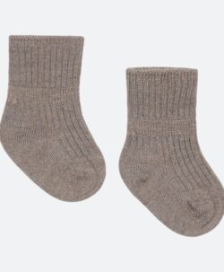 Varme og myke ribb sokker fra Hust&Claire i 45% ull, 35% bambusviskose, 17% polyamid og 3% elastan. Det er tynn bambusviskose innerst og myk ull ytterst. Sertifisert med Standard 100 fra OEKO-TEX®.
