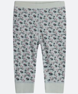 Varm og myk longs med små blomster fra Hust&Claire i 50% merinoull, 45% bambusviskose og 5% polyamid. God og stødig strikk i livet. Det er tynn bambusviskose innerst og fin merinoull ytterst. Sertifisert med Standard 100 fra OEKO-TEX®.