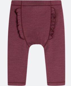Varm og myk ullbukse med rysjer på rompa fra Hust&Claire i 95% merinoull og 5% polyamid. Det er god og bred strikk i livet. En tettstrikket og fin ullkvalitet som holder seg fint i vask. Sertifisert med Standard 100 fra OEKO-TEX®.
