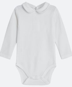 Varm og myk body med søt krage fra Hust&Claire i 50% merinoull, 45% bambusviskose og 5% polyamid. Det er tynn bambusviskose innerst og fin merinoull ytterst. Sertifisert med Standard 100 fra OEKO-TEX®.