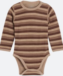 Varm og myk body med striper fra Hust&Claire i 50% merinoull, 45% bambusviskose og 5% polyamid. Det er tynn bambusviskose innerst og fin merinoull ytterst. Det er skjult knepping på skulderen. Ull/bambusviskose kvaliteten til Hust&Claire er super for de små som er ekstra sensitiv for ull rett på kroppen. Sertifisert med Standard 100 fra OEKO-TEX®.