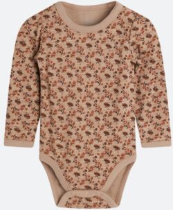 Varm og myk body med små blomster fra Hust&Claire i 50% merinoull, 45% bambusviskose og 5% polyamid. Det er tynn bambusviskose innerst og fin merinoull ytterst. Det er skjult knepping på skulderen. Ull/bambusviskose kvaliteten til Hust&Claire er super for de små som er ekstra sensitiv for ull rett på kroppen. Sertifisert med Standard 100 fra OEKO-TEX®.